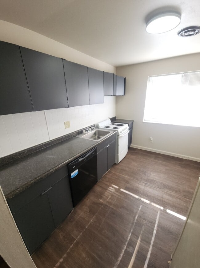 Building Photo - 2 bedroom 1 bath Unit 9953C