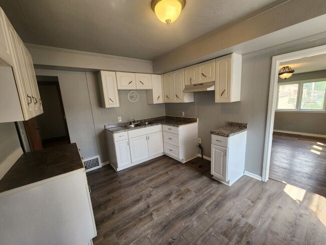 Photo - Nice 2 Bedroom Single House with Garage Available NOW