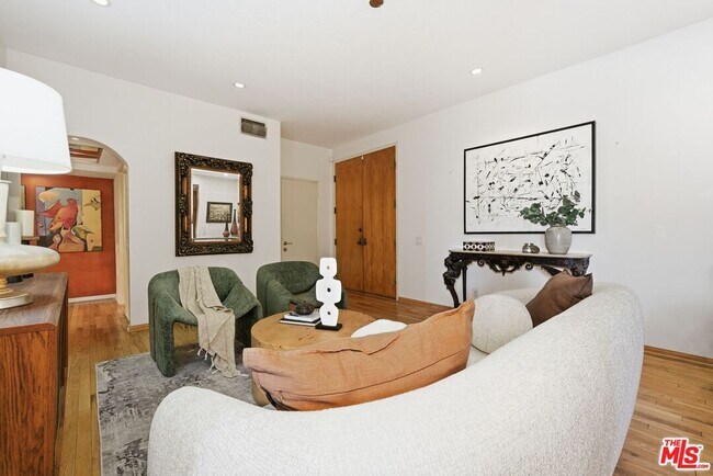 612 S Barrington Ave Unit 213