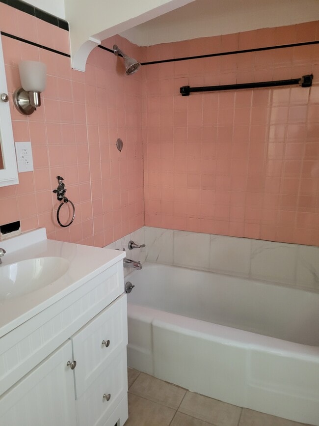 Building Photo - 317 W 11th St Unit 317 Rental