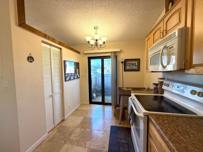 Photo - 450 NE 42nd St