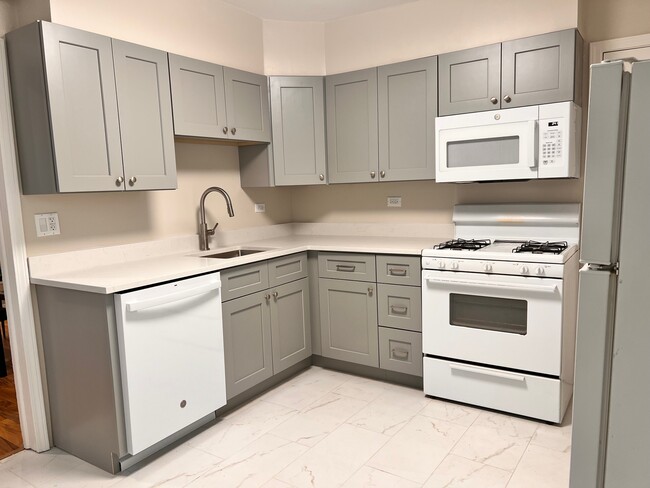 Building Photo - 812 Beloit Ave Unit 1