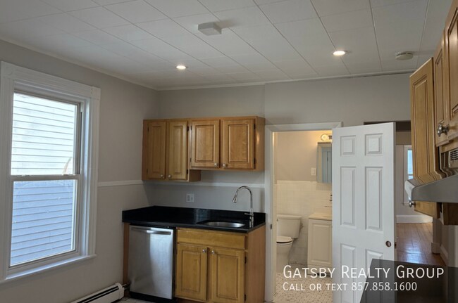 Building Photo - 22 Howell St Unit 3R