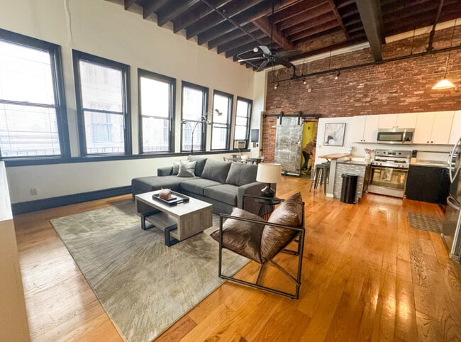Building Photo - 194 Beacon St Unit 3 Rental