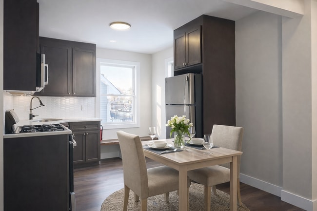 Renovated kitchen with modern appliances - 721 N Wood Ave Unit 3