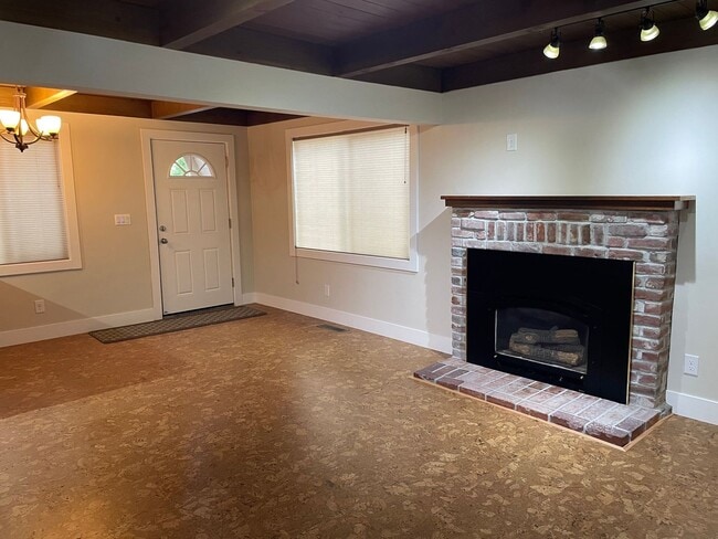 Photo - 680 Taylor Way