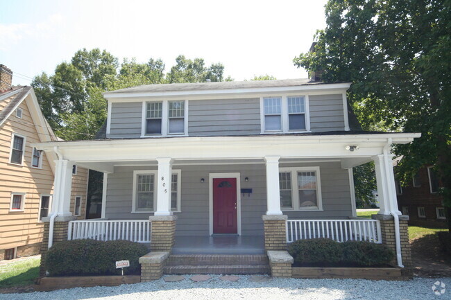 Building Photo - Gorgeous 5 BR House with DECK and FENCED Y...