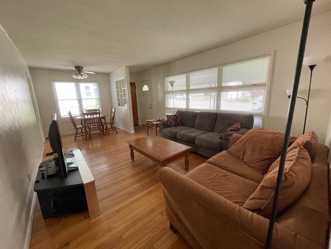 Photo - 425 E Wylie St