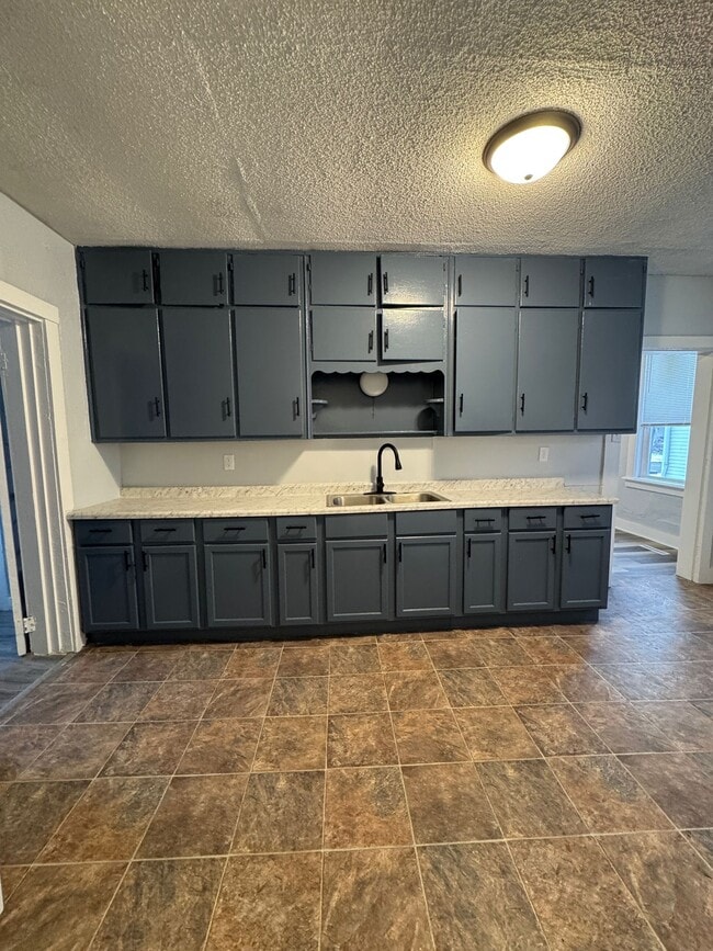 Photo - 2214 Kemble Ave
