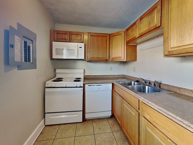 Photo - 1365 Indianola Ave