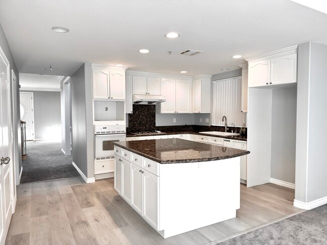 Open kitchen - 27 Hampton Ct