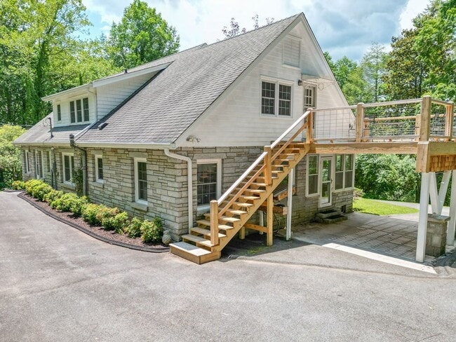 Photo - Downtown Large Home - Mooreland Heights