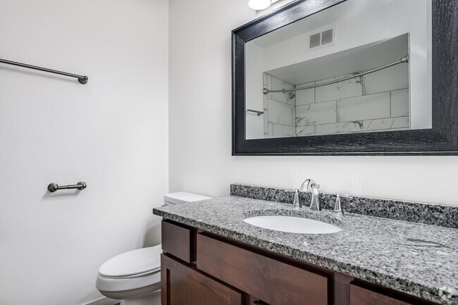 2BR, 1BA - 925SF - Bathroom - Lake Pointe Apartment Homes