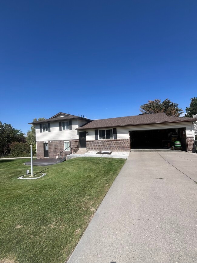 Building Photo - 2122 Colonial Ln Unit Upstairs
