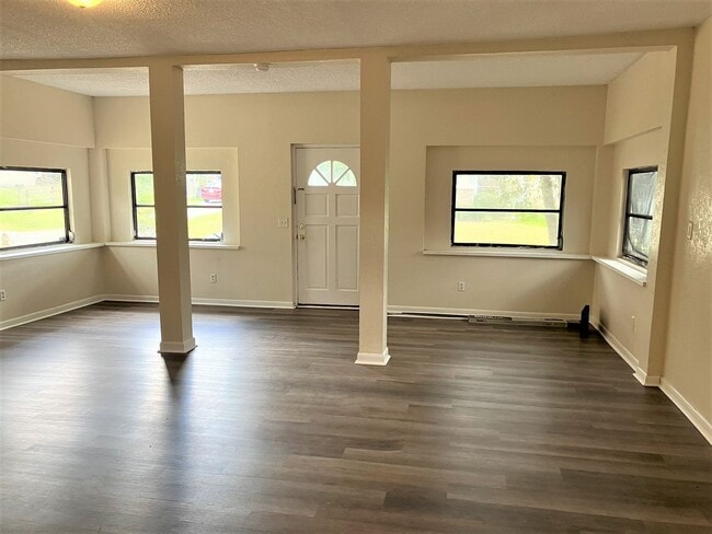 Photo - HUGE Dade City 3BR/1BA/1 Car Garage Home w...
