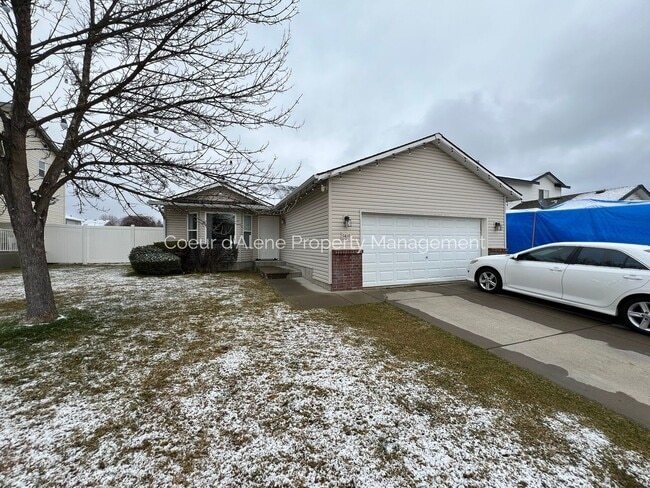 Building Photo - 3 bed, 2 bath house in fantastic location!