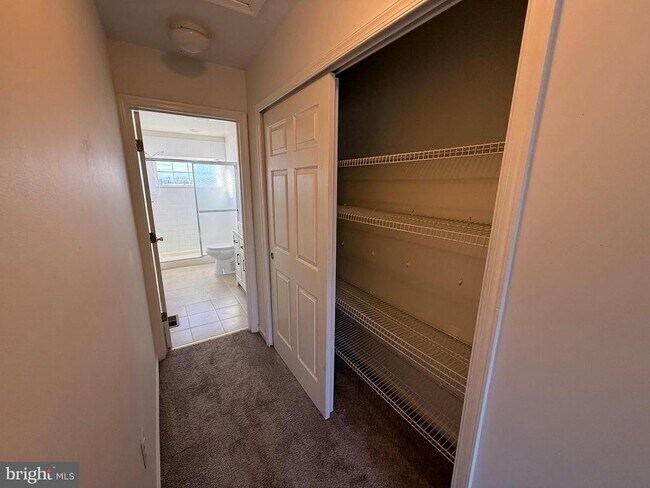 Photo - 22976 Fontwell Square