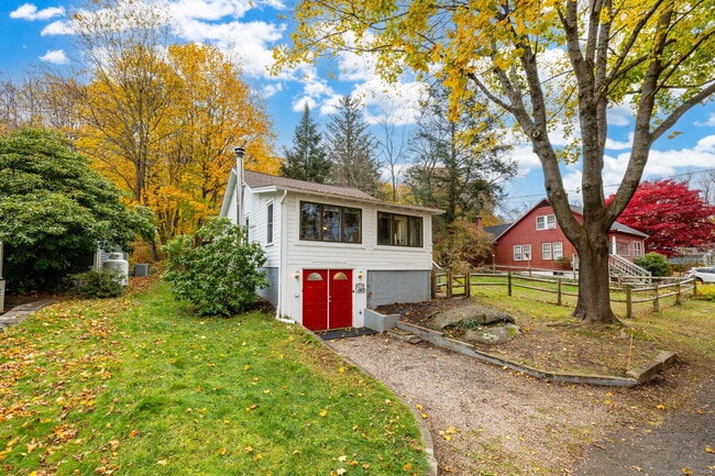 Building Photo - 30 Lakeview Dr