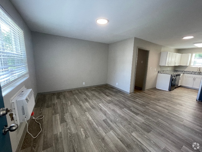 Building Photo - 1106 W 7th St Rental