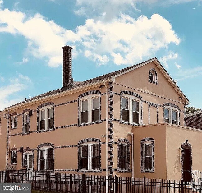 Building Photo - 101 E 28th St Unit 2 Rental