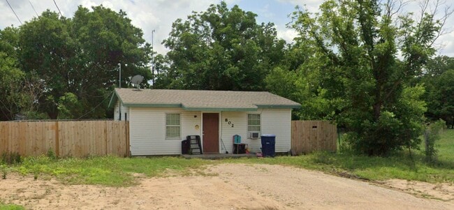 Building Photo - 802 Gifford St Rental