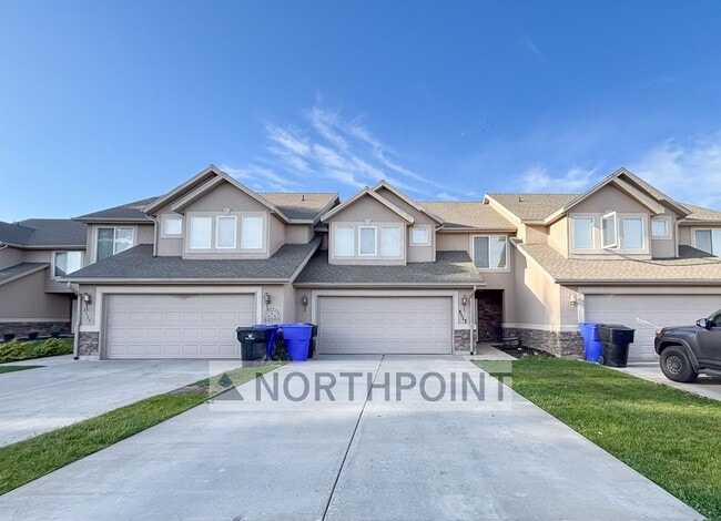 Building Photo - 3 Bed 2.5 Bath Townhome