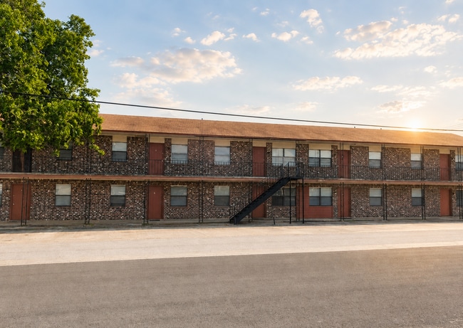 Building Photo - AVAILABLE END OF JUNE! Cozy 1Bed 1 Bath in the heart of Copperas Cove Unit 8