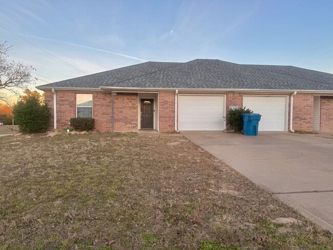 Building Photo - Spacious 2-bed/2-bath!