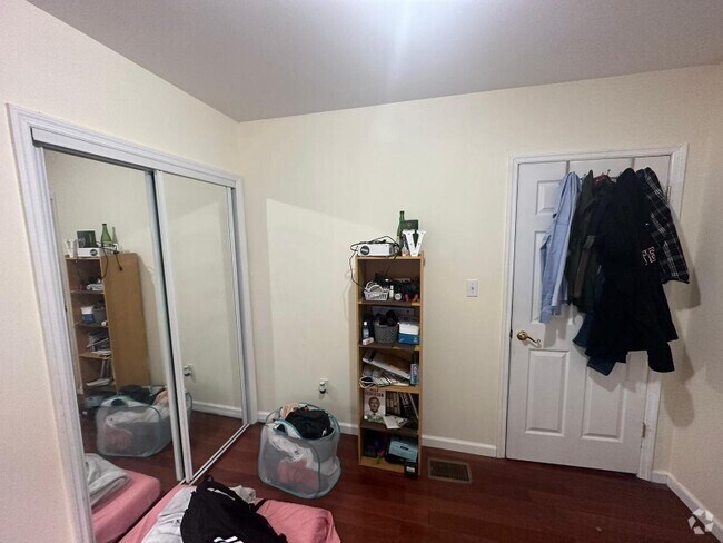 Building Photo - 208 Cambridge Ave Unit 1 Rental