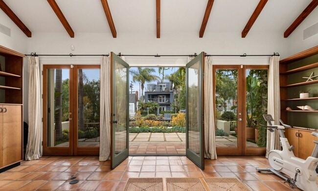 Photo - 416 Carroll Canal