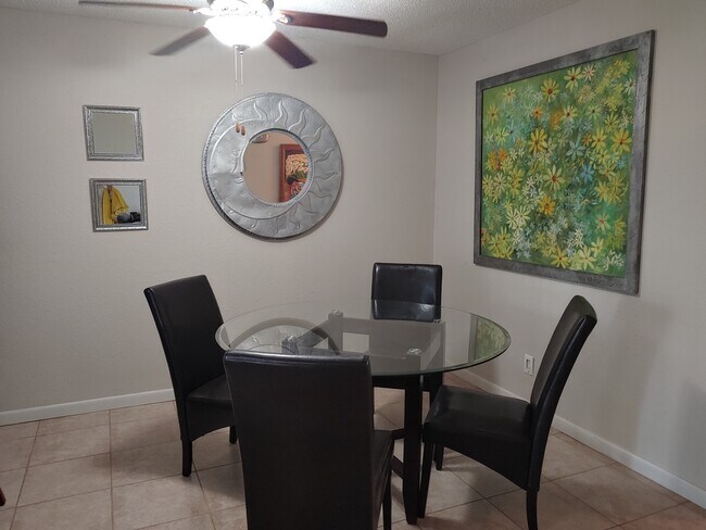 Dining area - 810-3 Continental Dr Unit 3