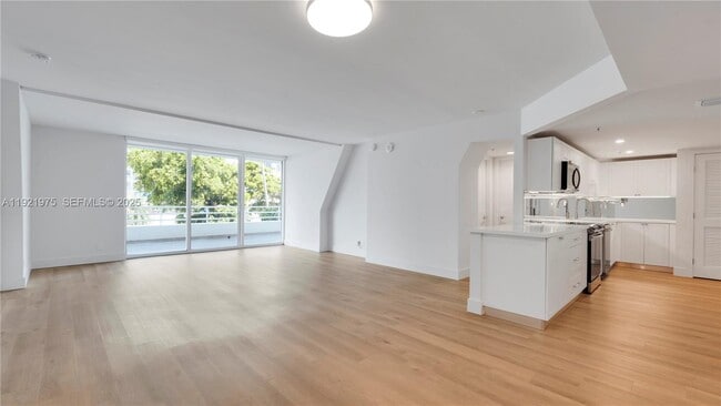 Building Photo - 555 NE 34th St Unit 204