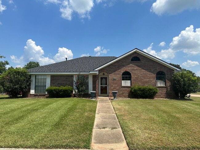 Building Photo - Beautiful South Bossier Home with Sunroom!