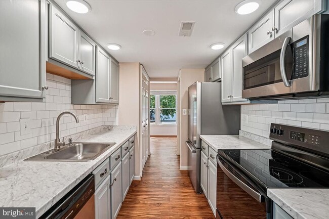 Photo - 3793 Port Hope Point