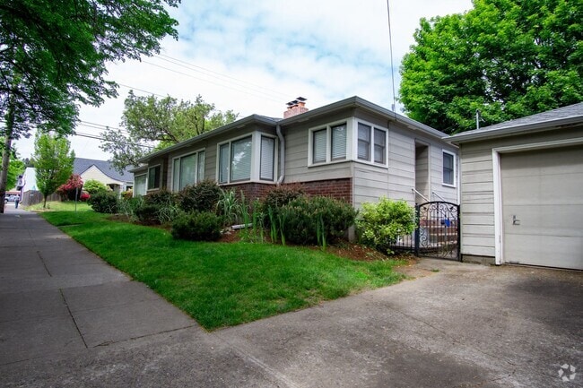 Building Photo - Beautiful 3-Bedroom Duplex in West Morelan... Unit 1715 Rental