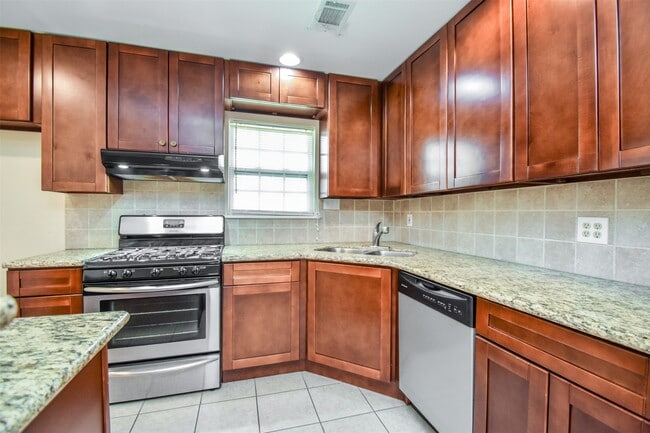 Photo - 6430 Saxet St