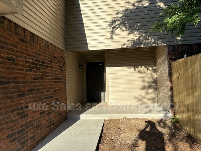 Photo - 9006 N Rockwell Dr