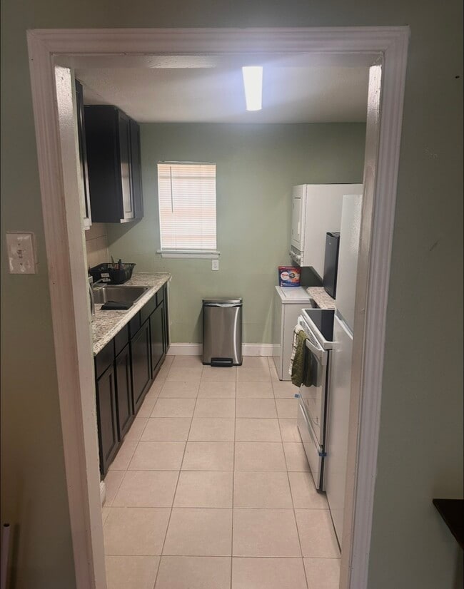 Building Photo - 4210 Kewanee St Unit 6