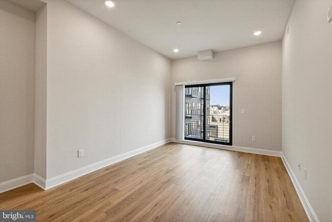 Building Photo - 2143 E Lehigh Ave Unit 202