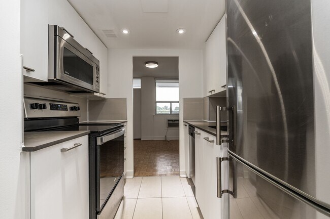 551 Eglinton Ave E Unit 501