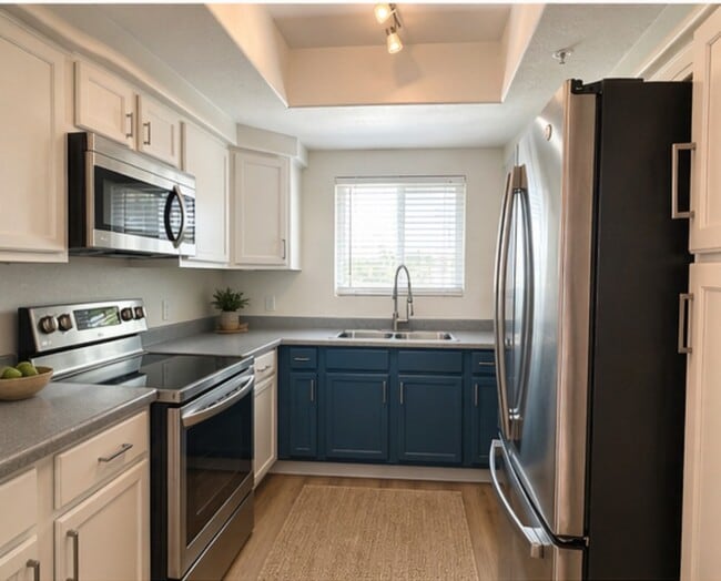 Kitchen - 750 E Northern Ave Unit 2035