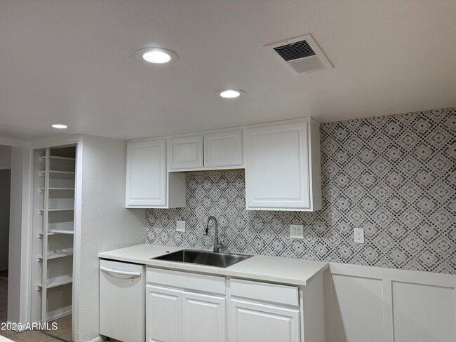 Photo - 503 E Loyola Dr