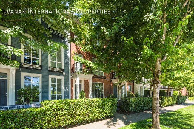 Building Photo - Spacious 4Bed Townhome in the Heart of Coquitlam
