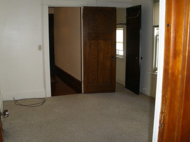 Photo - 3372 N Oakland Ave Unidad Lower