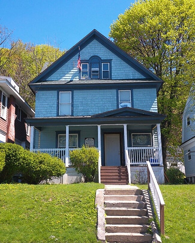 Building Photo - Beautiful Single Family Home Available 6/1/26