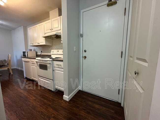 Building Photo - 3160-3160 De Montreuil Ct