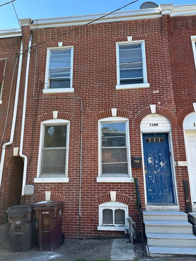 Building Photo - Fully renovated 3 bed, 1 bath townhome