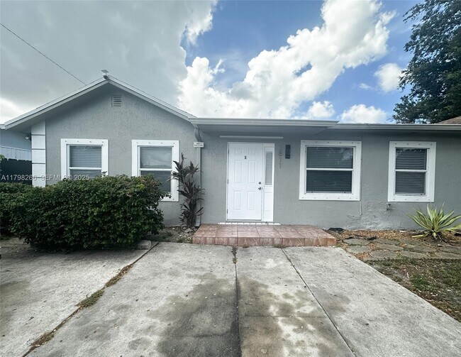 Building Photo - 2811 NW 88th St Unit 1