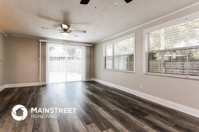 Photo - 6300 Lyons St