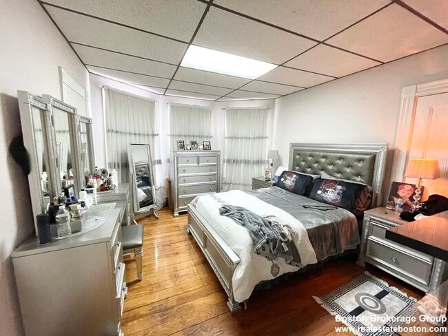 Building Photo - 26-28 Harbor View St Unit 1